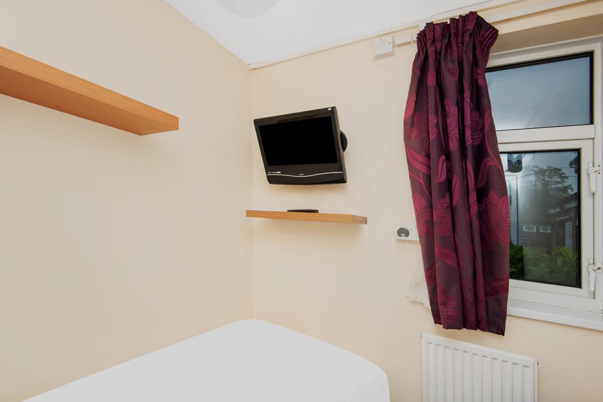 Chris's Hotel 2*