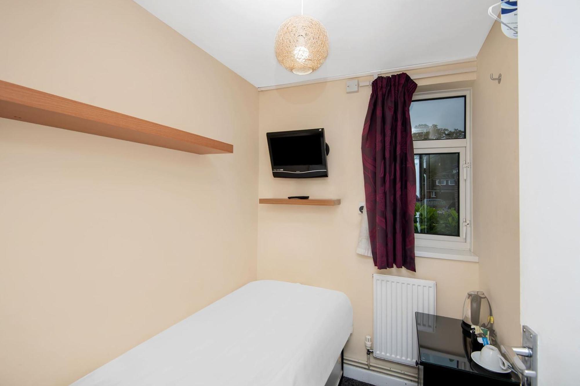 Chris's Hotel 2*