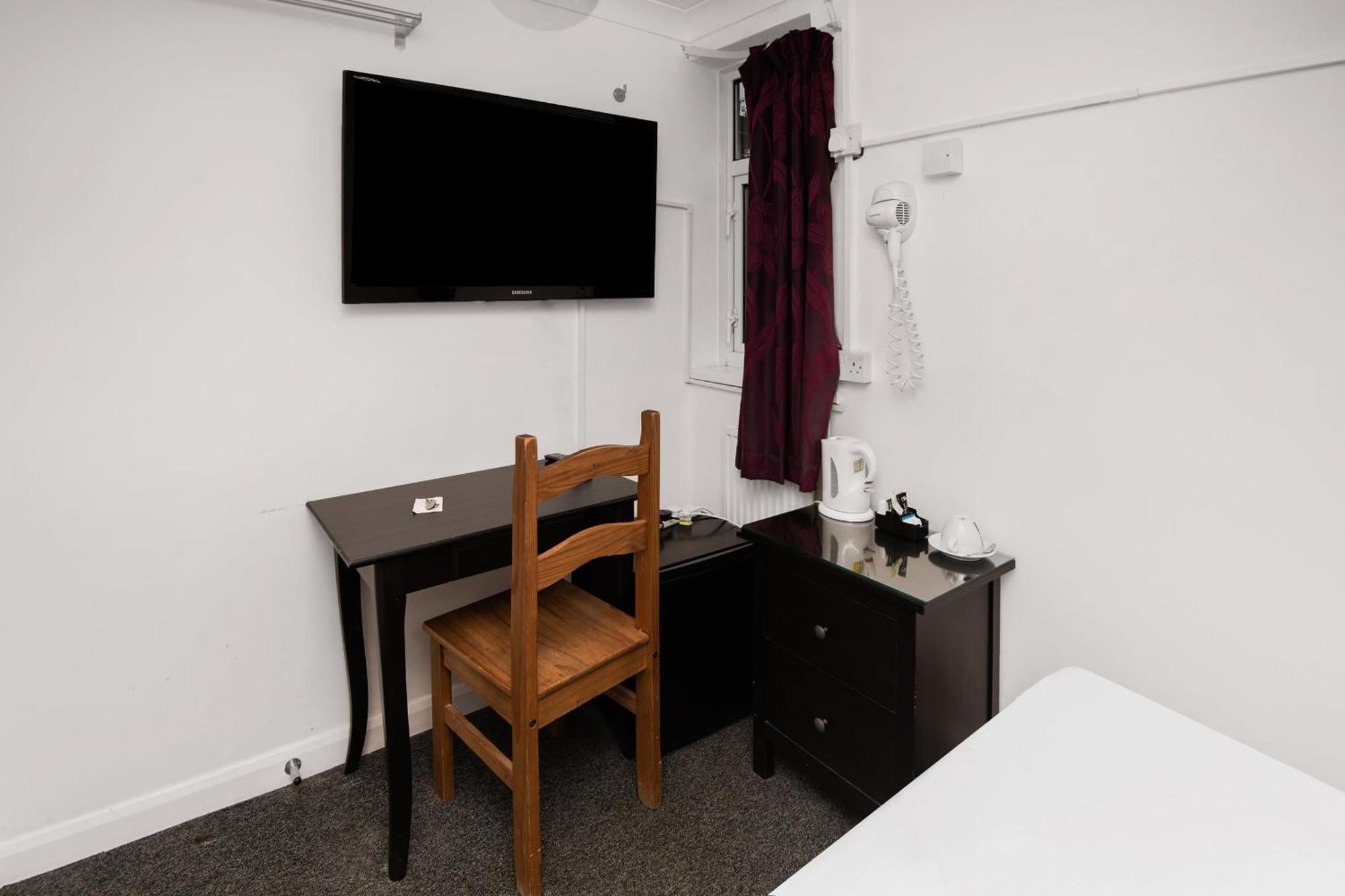 Chris's Hotel 2*